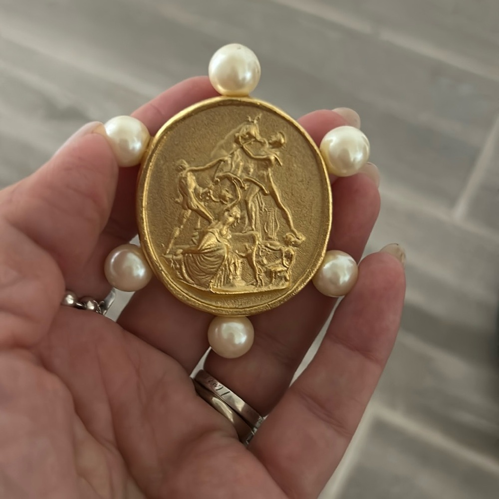 Vintage pin w statues in it pearls on sides great condition